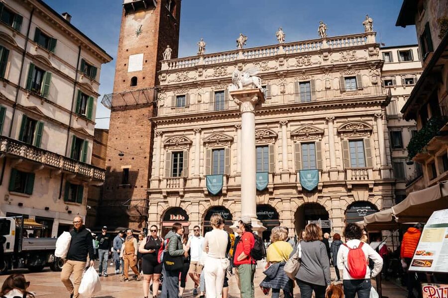 Verona: Highlights Walking Tour with Arena Priority Access - Getting your bearings in Verona’s historic core