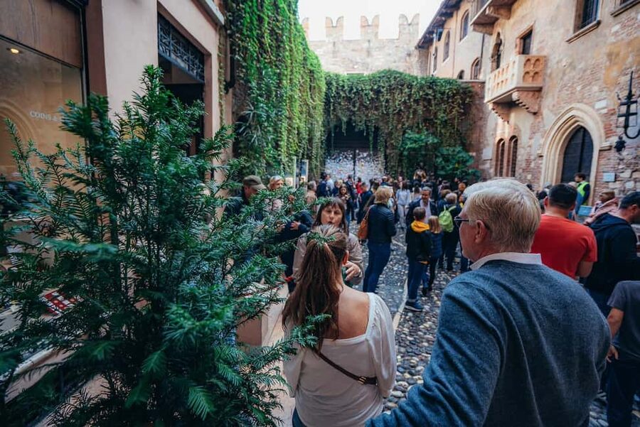 Verona: Highlights Walking Tour with Arena Priority Access - Juliet’s House and Romeo-and-Juliet legends without the tourist blur