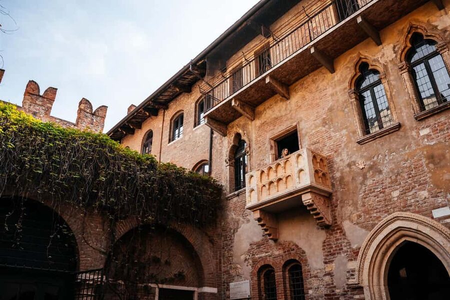 Verona: Highlights Walking Tour with Arena Priority Access - Piazza Bra break, then a straight shot to the Arena