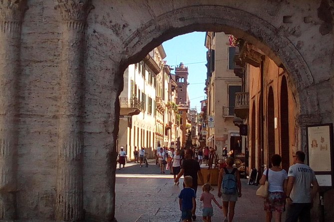 Verona Moonlight Walking Tour - The guides make it: Maria Pia’s team style