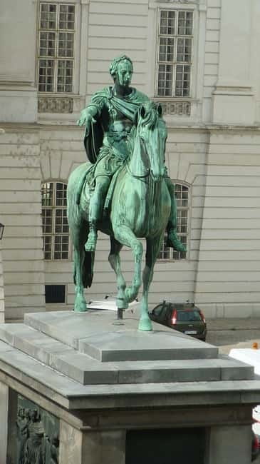 Vienna: History Highlight Walking Tour - Meeting Loos Haus: the walk starts smart