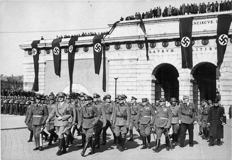 Vienna: World War II Historical Walking Tour - Finding the green umbrella by the Albertina Museum
