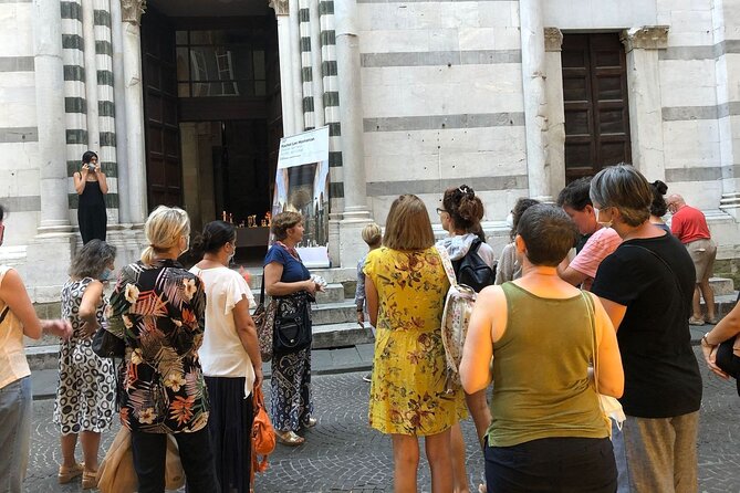 visita guidata a Lucca: Tour SOLO in ITALIANO - Torre Guinigi: medieval power, raised above street level