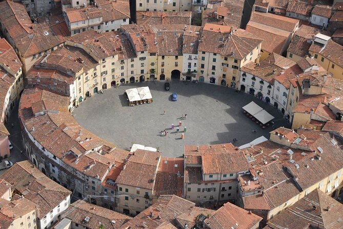 visita guidata a Lucca: Tour SOLO in ITALIANO - Piazza Anfiteatro: the ancient amphitheater that became a piazza
