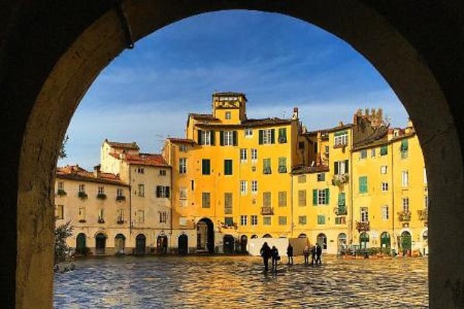 visita guidata a Lucca: Tour SOLO in ITALIANO - Starting at Piazza Cittadella, with Puccini in sight