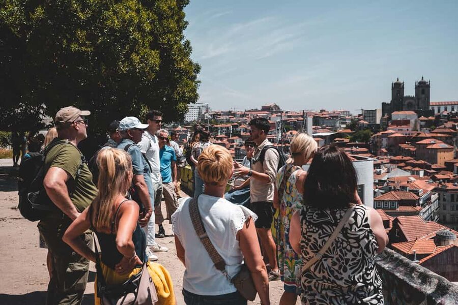Walking tour discover Porto's center in German (max. 12 pax) - Clérigos Tower and the viewpoint strategy that saves your legs