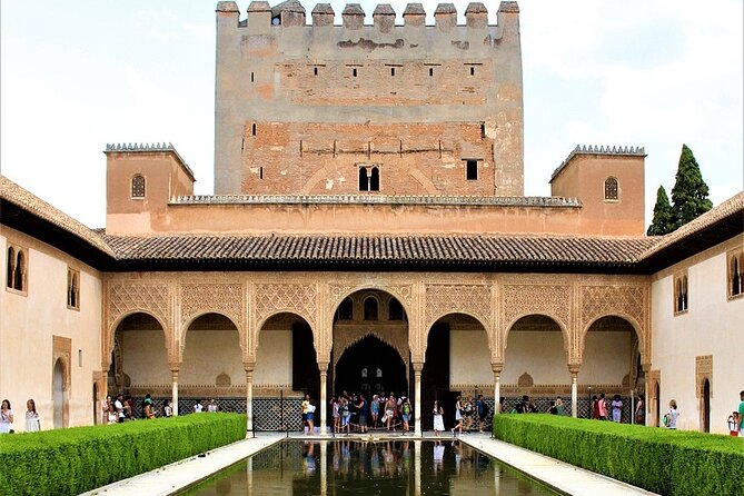 Walking tour in Alhambra, Nasrid Palaces and Generalife - Stop 1: Generalife Gardens and the Hilltop Summer Retreat Feel