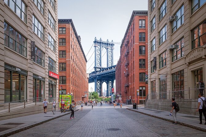Walking tour in Manhattan Brooklyn Bridge and Waterfront - Empire Fulton Ferry State Park: a break under the bridge