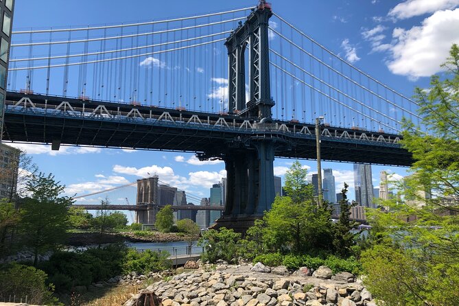 Walking tour in Manhattan Brooklyn Bridge and Waterfront - City Hall area: starting in the American Revolution world