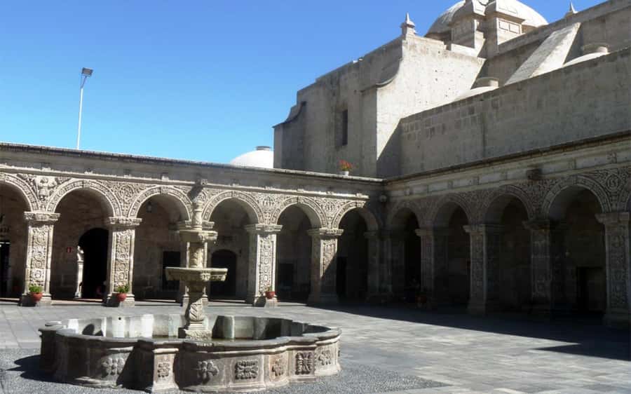 Walking tour in the Historic Center of Arequipa - Cloisters of the Company: a beautiful pause with meaning