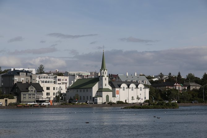 Walking tour of Reykjavik city - Lake Tjörnin panorama: a calm finish with a city-read in your head