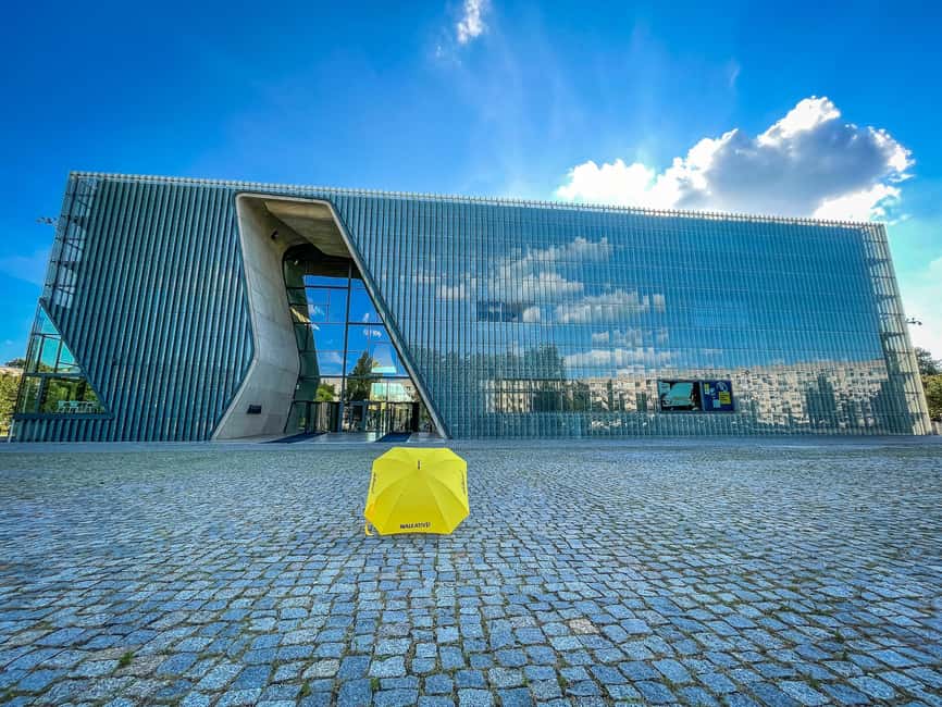 Warsaw: Jewish History Guided Walking Tour in English - Starting out at Grzybowski Square, with a yellow umbrella