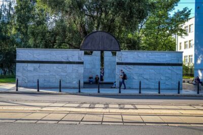 Warsaw: Jewish History Guided Walking Tour in English - Nożyk Synagogue: seeing what survived when so much didn’t