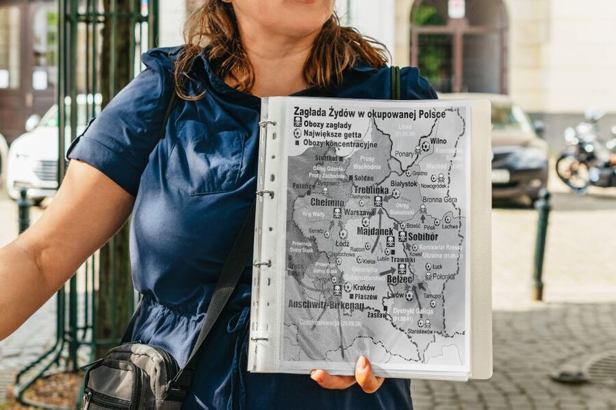 Warsaw: Warsaw Ghetto Private Walking Tour with Hotel Pickup - The 1943 Uprising: why people fought back