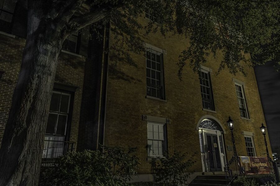 Washington, DC: Ghosts and Spirits Haunted Walking Tour - Guides, storytelling style, and why the group stays engaged