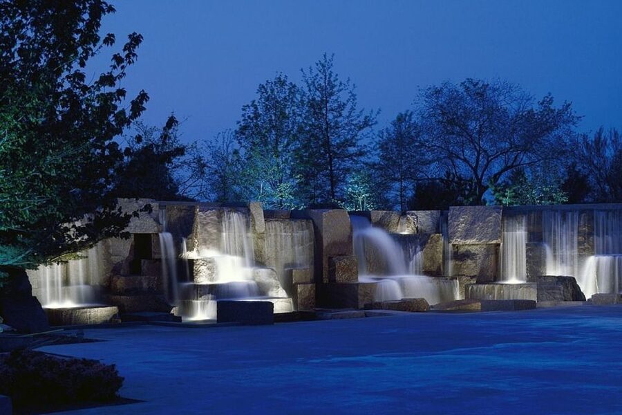 Washington DC: Night Tour with 10+ Stops, Admission Tickets - Lincoln Memorial and MLK Memorial: when a quick walk feels big