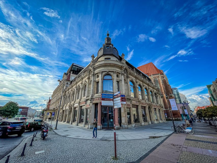 Wrocław: Old Town and Ostrów Tumski Walking Tour in English - The local guide factor: humour, pacing, and real conversation