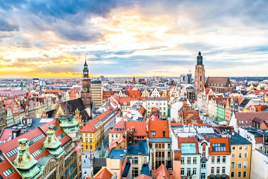 Wroclaw: Private Old Town Guided Walking Tour (2 hours) - Languages, private-group comfort, and audio reality