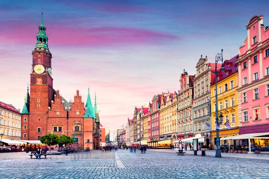 Wroclaw: Private Old Town Guided Walking Tour (2 hours) - Market Square and Wrocław Town Hall: Poland’s showpiece square mood