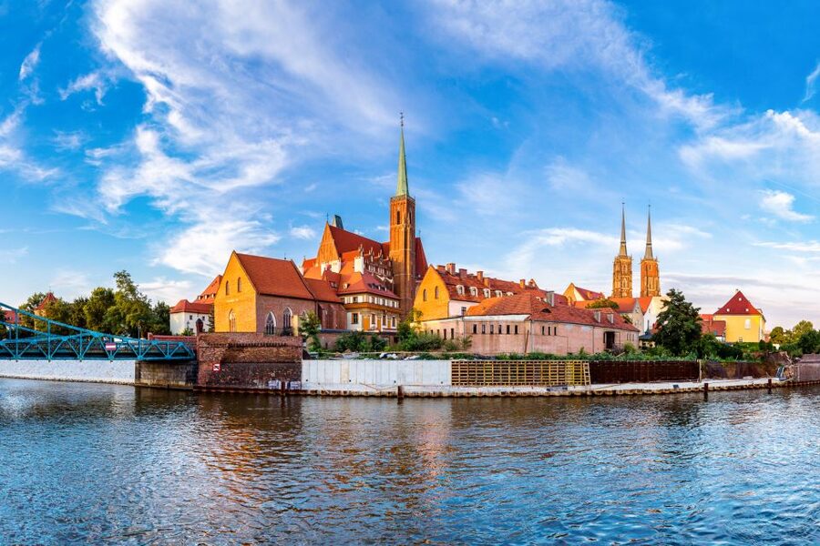 Wroclaw: Private Old Town Guided Walking Tour (2 hours) - From university streets to Hala Targowa: learning the city through daily rhythms