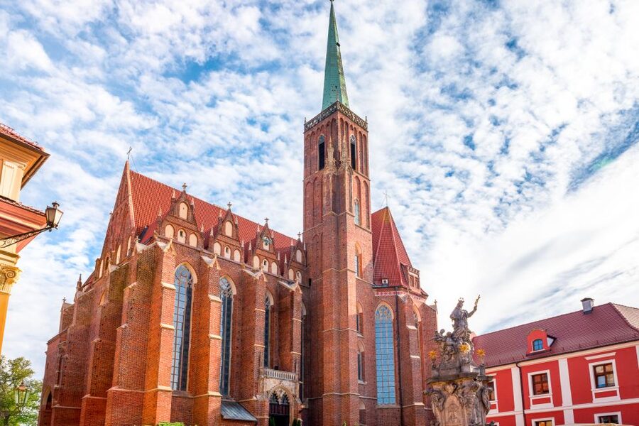 Wroclaw: Private Old Town Guided Walking Tour (2 hours) - Crossing Tumski Bridge to Ostrów Tumski: the medieval shift