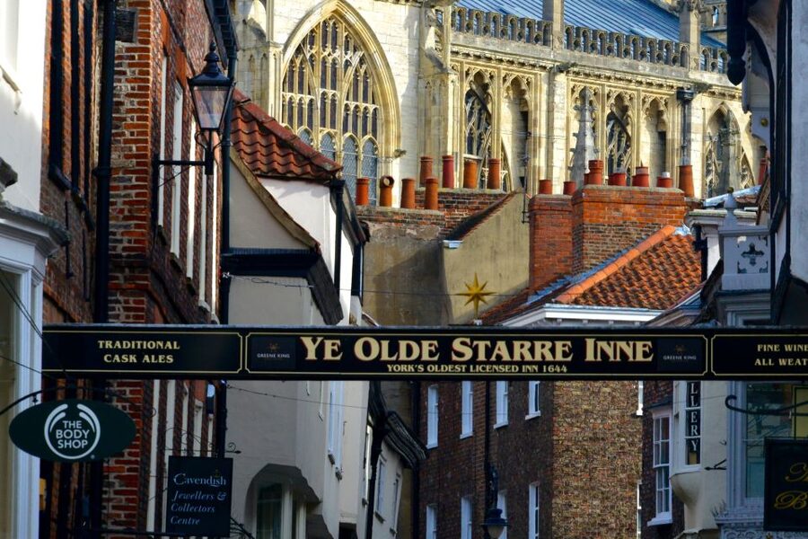 York: City Highlights Small Group Walking Tour - Snickelways: the medieval lane maze where Romans and Vikings leave clues